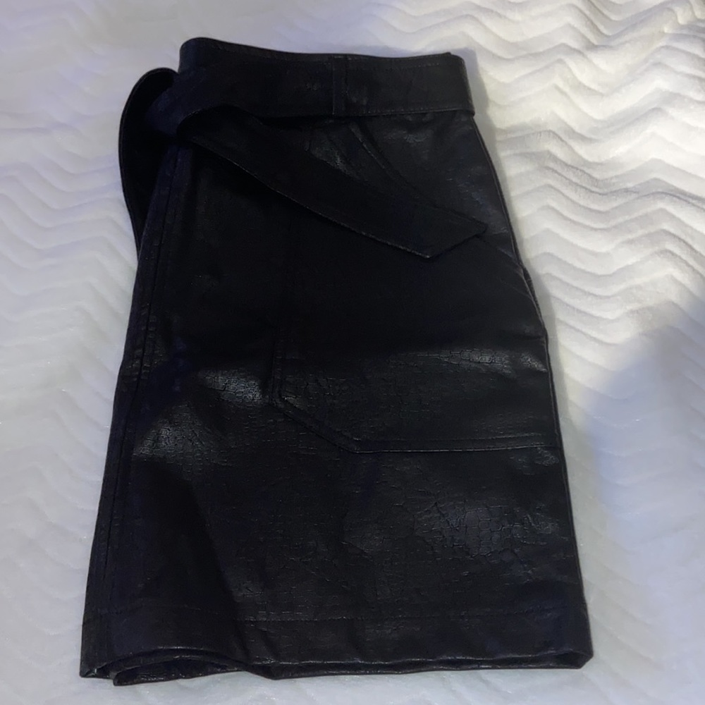 Black faux black leather mini skirt with pockets and side zipper
